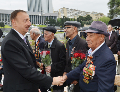 Prezident İlham Əliyev və xanımı 9 May - Qələbə bayramı münasibətilə keçirilən təntənəli mərasimdə iştirak ediblər (ƏLAVƏ OLUNUB)(FOTO)