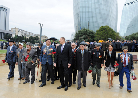 Prezident İlham Əliyev və xanımı 9 May - Qələbə bayramı münasibətilə keçirilən təntənəli mərasimdə iştirak ediblər (ƏLAVƏ OLUNUB)(FOTO)