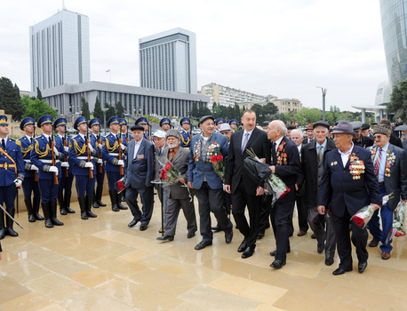 Prezident İlham Əliyev və xanımı 9 May - Qələbə bayramı münasibətilə keçirilən təntənəli mərasimdə iştirak ediblər (ƏLAVƏ OLUNUB)(FOTO)
