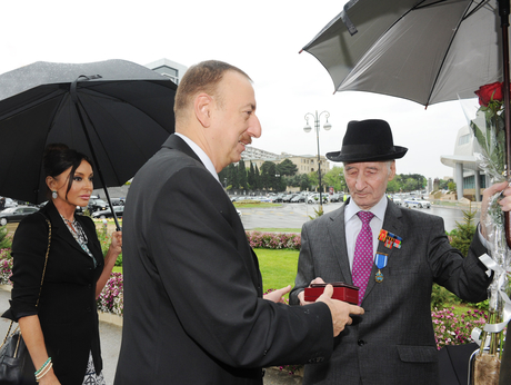 Prezident İlham Əliyev və xanımı 9 May - Qələbə bayramı münasibətilə keçirilən təntənəli mərasimdə iştirak ediblər (ƏLAVƏ OLUNUB)(FOTO)