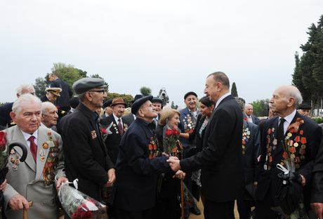 Prezident İlham Əliyev və xanımı 9 May - Qələbə bayramı münasibətilə keçirilən təntənəli mərasimdə iştirak ediblər (ƏLAVƏ OLUNUB)(FOTO)
