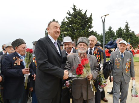 Prezident İlham Əliyev və xanımı 9 May - Qələbə bayramı münasibətilə keçirilən təntənəli mərasimdə iştirak ediblər (ƏLAVƏ OLUNUB)(FOTO)