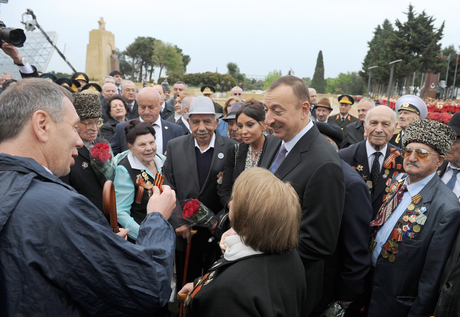 Prezident İlham Əliyev və xanımı 9 May - Qələbə bayramı münasibətilə keçirilən təntənəli mərasimdə iştirak ediblər (ƏLAVƏ OLUNUB)(FOTO)