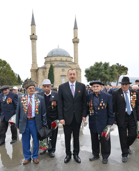 Prezident İlham Əliyev və xanımı 9 May - Qələbə bayramı münasibətilə keçirilən təntənəli mərasimdə iştirak ediblər (ƏLAVƏ OLUNUB)(FOTO)