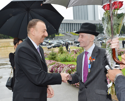 Prezident İlham Əliyev və xanımı 9 May - Qələbə bayramı münasibətilə keçirilən təntənəli mərasimdə iştirak ediblər (ƏLAVƏ OLUNUB)(FOTO)