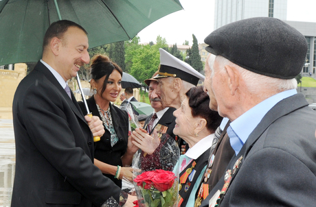 Prezident İlham Əliyev və xanımı 9 May - Qələbə bayramı münasibətilə keçirilən təntənəli mərasimdə iştirak ediblər (ƏLAVƏ OLUNUB)(FOTO)