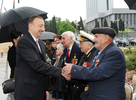 Prezident İlham Əliyev və xanımı 9 May - Qələbə bayramı münasibətilə keçirilən təntənəli mərasimdə iştirak ediblər (ƏLAVƏ OLUNUB)(FOTO)