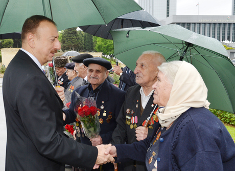 Prezident İlham Əliyev və xanımı 9 May - Qələbə bayramı münasibətilə keçirilən təntənəli mərasimdə iştirak ediblər (ƏLAVƏ OLUNUB)(FOTO)