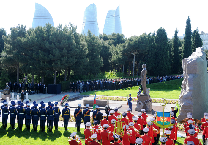 Azərbaycan Prezidenti İlham Əliyev və xanımı ümummilli lider Heydər Əliyevin məzarını ziyarət ediblər (ƏLAVƏ OLUNUB) (FOTO)
