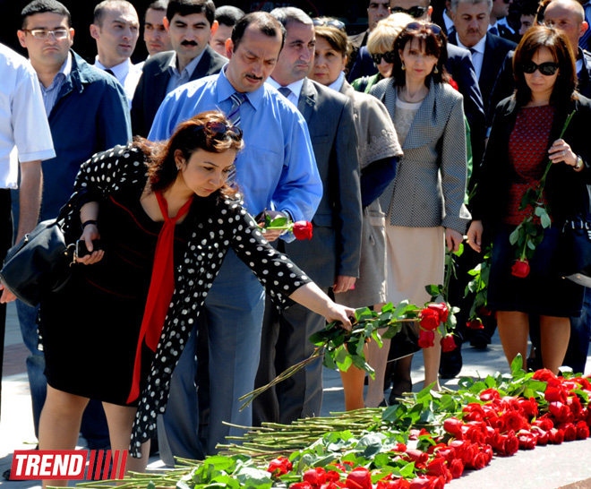 Azərbaycan ictimaiyyəti ümummilli lider Heydər Əliyevin anadan olmasının 90-cı ildönümünü qeyd edir (FOTO)