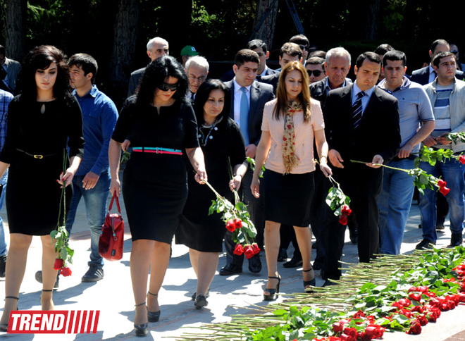 Azərbaycan ictimaiyyəti ümummilli lider Heydər Əliyevin anadan olmasının 90-cı ildönümünü qeyd edir (FOTO)