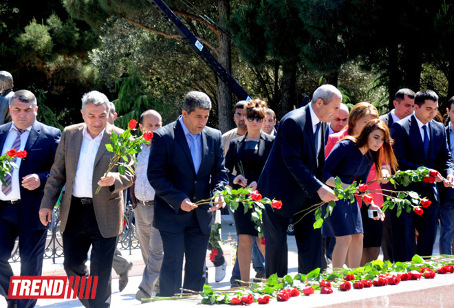 Azərbaycan ictimaiyyəti ümummilli lider Heydər Əliyevin anadan olmasının 90-cı ildönümünü qeyd edir (FOTO)