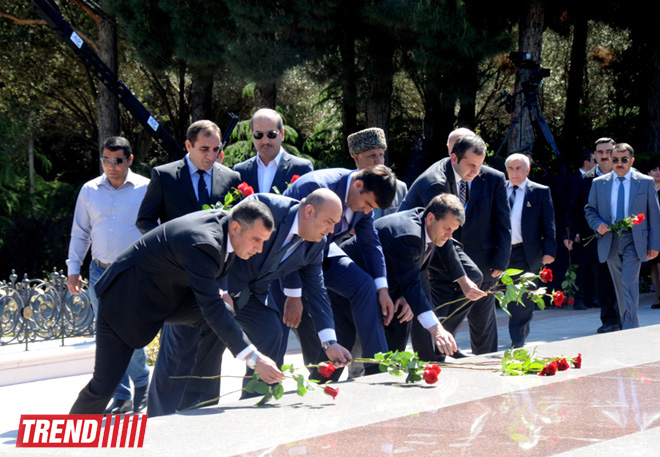 Azərbaycan ictimaiyyəti ümummilli lider Heydər Əliyevin anadan olmasının 90-cı ildönümünü qeyd edir (FOTO)