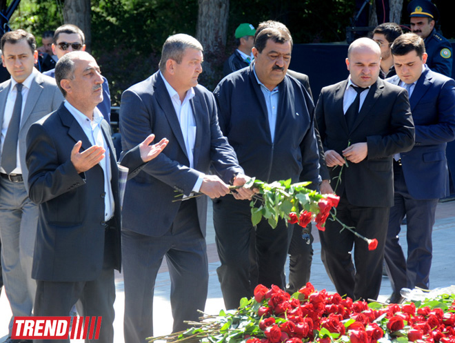 Azərbaycan ictimaiyyəti ümummilli lider Heydər Əliyevin anadan olmasının 90-cı ildönümünü qeyd edir (FOTO)