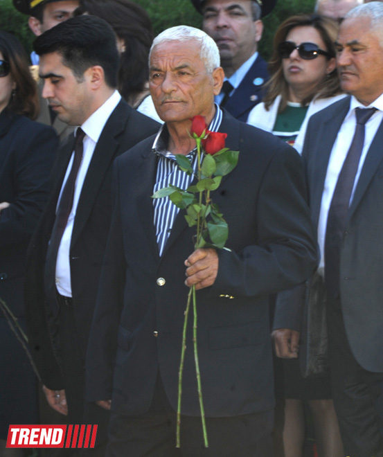 Azərbaycan ictimaiyyəti ümummilli lider Heydər Əliyevin anadan olmasının 90-cı ildönümünü qeyd edir (FOTO)