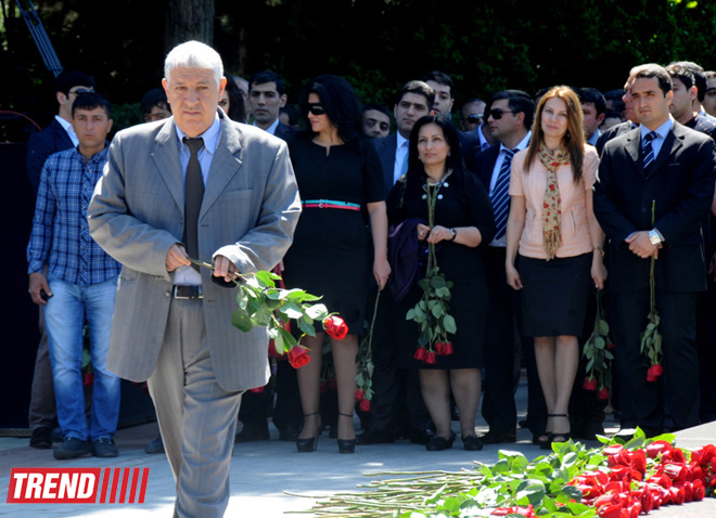 Azərbaycan ictimaiyyəti ümummilli lider Heydər Əliyevin anadan olmasının 90-cı ildönümünü qeyd edir (FOTO)