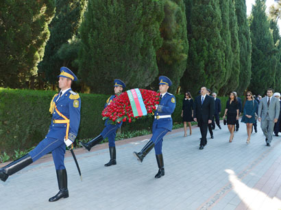 Azərbaycan Prezidenti İlham Əliyev və xanımı ümummilli lider Heydər Əliyevin məzarını ziyarət ediblər (ƏLAVƏ OLUNUB) (FOTO)