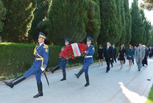 Azərbaycan Prezidenti İlham Əliyev və xanımı ümummilli lider Heydər Əliyevin məzarını ziyarət ediblər (ƏLAVƏ OLUNUB) (FOTO)