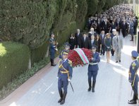 Azərbaycan Prezidenti İlham Əliyev və xanımı ümummilli lider Heydər Əliyevin məzarını ziyarət ediblər (ƏLAVƏ OLUNUB) (FOTO)