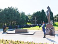 Azərbaycan Prezidenti İlham Əliyev və xanımı ümummilli lider Heydər Əliyevin məzarını ziyarət ediblər (ƏLAVƏ OLUNUB) (FOTO)