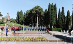 Azərbaycan Prezidenti İlham Əliyev və xanımı ümummilli lider Heydər Əliyevin məzarını ziyarət ediblər (ƏLAVƏ OLUNUB) (FOTO)