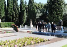 Azərbaycan Prezidenti İlham Əliyev və xanımı ümummilli lider Heydər Əliyevin məzarını ziyarət ediblər (ƏLAVƏ OLUNUB) (FOTO)