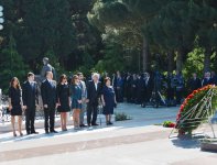 Azərbaycan Prezidenti İlham Əliyev və xanımı ümummilli lider Heydər Əliyevin məzarını ziyarət ediblər (ƏLAVƏ OLUNUB) (FOTO)