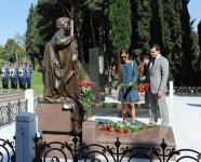 Azərbaycan Prezidenti İlham Əliyev və xanımı ümummilli lider Heydər Əliyevin məzarını ziyarət ediblər (ƏLAVƏ OLUNUB) (FOTO)