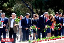 Azərbaycan ictimaiyyəti ümummilli lider Heydər Əliyevin anadan olmasının 90-cı ildönümünü qeyd edir (FOTO)