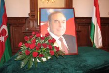Macarıstanda Heydər Əliyevin 90 illiyinə həsr olunan xatirə markasının təqdimatı keçirilib (FOTO)
