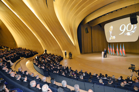 Prezident İlham Əliyev: Ümummilli Lider Heydər Əliyevin yaratdığı möhkəm əsaslar bu gün Azərbaycanı qüdrətli dövlət kimi dünyaya tanıtdırır (ƏLAVƏ OLUNUB) (FOTO)
