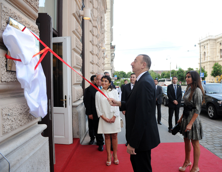 Prezident İlham Əliyev və xanımı Vyanada Azərbaycan Mədəniyyət Mərkəzinin açılışında iştirak ediblər (ƏLAVƏ OLUNUB) (FOTO)