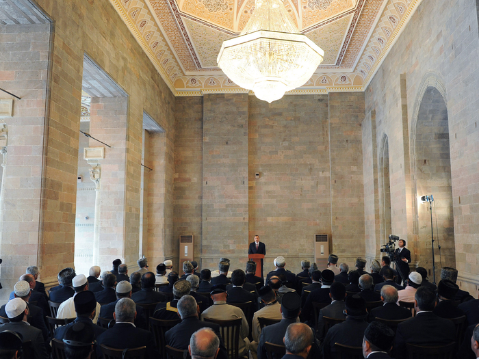 Prezident İlham Əliyev Şamaxı Cümə məscidinin əsaslı bərpadan sonra istifadəyə verilməsi mərasimində iştirak edib (FOTO)