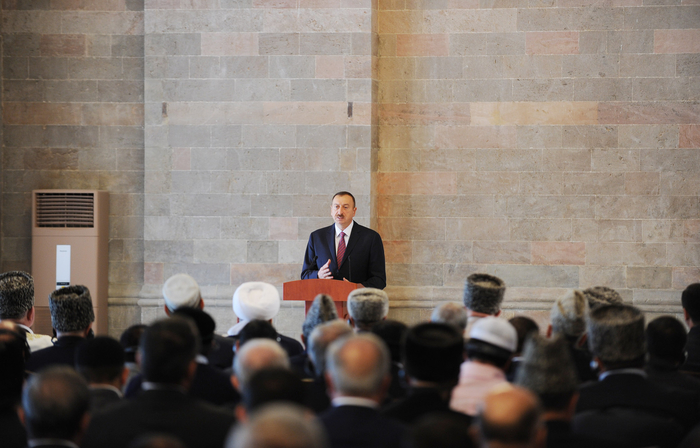 Prezident İlham Əliyev: Azərbaycan müstəqil dövlət kimi islam həmrəylinə də öz töhfəsini verir (FOTO)