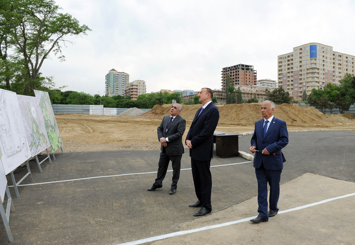 Prezident İlham Əliyev Bakıdakı Dədə Qorqud parkında həyata keçirilən işlərlə tanış olub (FOTO)