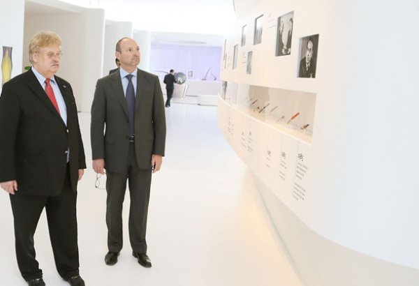 Avropa Parlamentinin komitə sədri Heydər Əliyev Mərkəzində olub (FOTO)