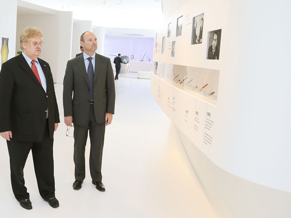 Avropa Parlamentinin komitə sədri Heydər Əliyev Mərkəzində olub (FOTO)