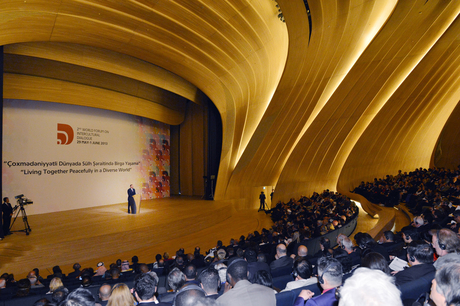 Prezident İlham Əliyev: Azərbaycanda bütün dinlərin nümayəndələri, bütün millətlər bir ailə kimi yaşayırlar (ƏLAVƏ OLUNUB) (FOTO)