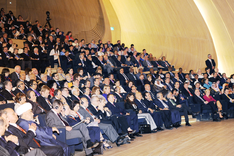 Prezident İlham Əliyev: Azərbaycanda bütün dinlərin nümayəndələri, bütün millətlər bir ailə kimi yaşayırlar (ƏLAVƏ OLUNUB) (FOTO)