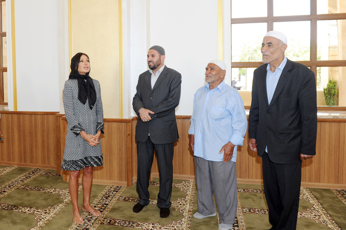 Azərbaycanın birinci xanım Mehriban Əliyeva Bakının Binə qəsəbəsindəki İmam Rza məscidi yenidənqurmadan sonra açılışında iştirak edib (FOTO)