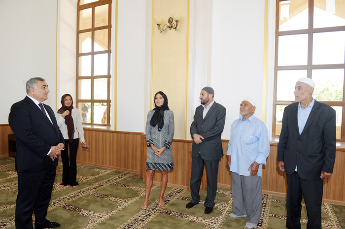 Azərbaycanın birinci xanım Mehriban Əliyeva Bakının Binə qəsəbəsindəki İmam Rza məscidi yenidənqurmadan sonra açılışında iştirak edib (FOTO)