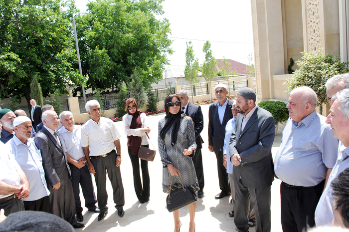 Azərbaycanın birinci xanım Mehriban Əliyeva Bakının Binə qəsəbəsindəki İmam Rza məscidi yenidənqurmadan sonra açılışında iştirak edib (FOTO)