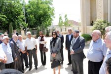 Azərbaycanın birinci xanım Mehriban Əliyeva Bakının Binə qəsəbəsindəki İmam Rza məscidi yenidənqurmadan sonra açılışında iştirak edib (FOTO)
