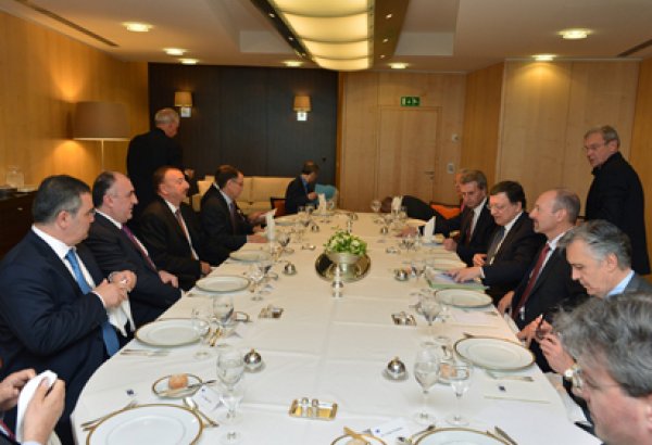 İlham Əliyevin Avropa Komissiyasının sədri Xose Manuel Barrozu ilə birgə lançı olub