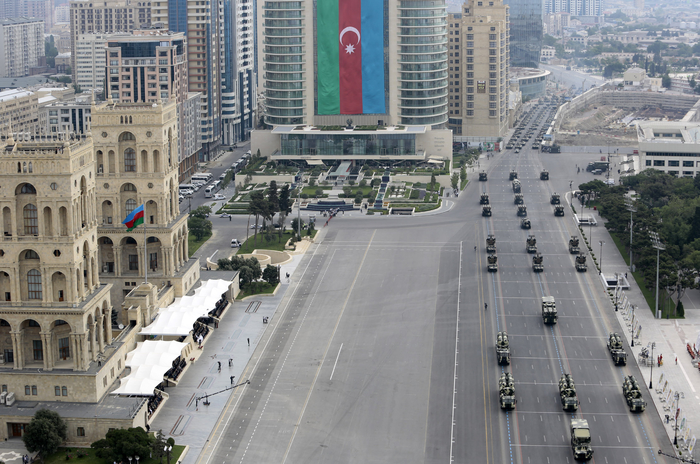 Azərbaycan Silahlı Qüvvələrinin yaradılmasının 95 illiyi münasibətilə Bakıda hərbi parad başa çatıb (ƏLAVƏ OLUNUB) (VİDEO) (FOTO)