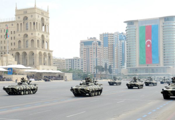 Azərbaycan Silahlı Qüvvələrinin yaradılmasının 95 illiyi münasibətilə Bakıda hərbi parad başa çatıb (ƏLAVƏ OLUNUB) (VİDEO) (FOTO)