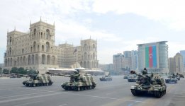 Azərbaycan Silahlı Qüvvələrinin yaradılmasının 95 illiyi münasibətilə Bakıda hərbi parad başa çatıb (ƏLAVƏ OLUNUB) (VİDEO) (FOTO)