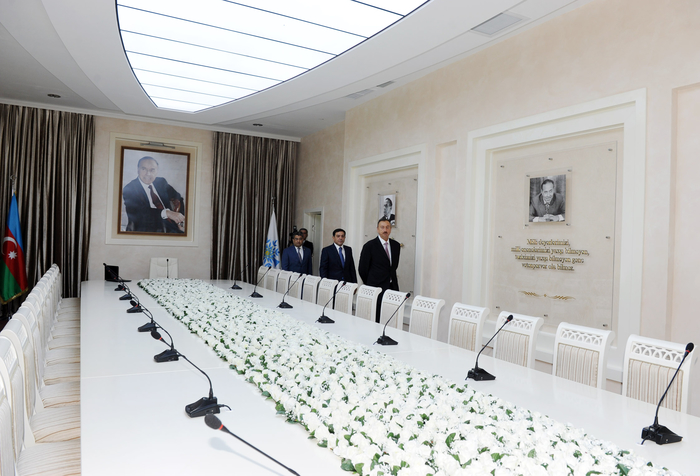 İlham Əliyev Yeni Azərbaycan Partiyası Binəqədi rayon təşkilatının inzibati binasının açılışında iştirak edib (FOTO)