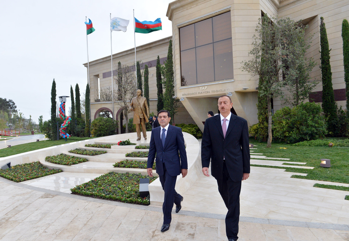 İlham Əliyev Yeni Azərbaycan Partiyası Binəqədi rayon təşkilatının inzibati binasının açılışında iştirak edib (FOTO)