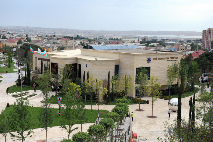 İlham Əliyev Yeni Azərbaycan Partiyası Binəqədi rayon təşkilatının inzibati binasının açılışında iştirak edib (FOTO)
